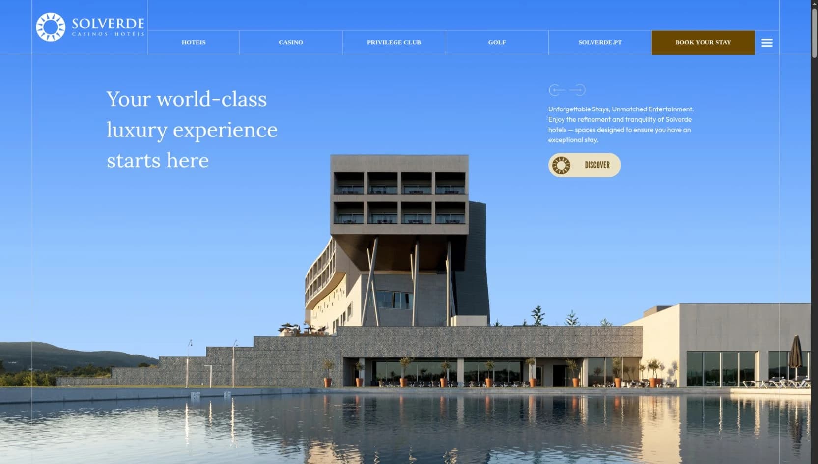 Captura real da landing page Solverde Hotels, com hotel contemporâneo, piscina e composição azul.